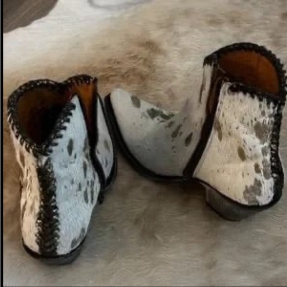 Fabulous Old Gringo Cowgirl Ankle Booties Ivory Cowhide with Gold - Picture 2 of 8